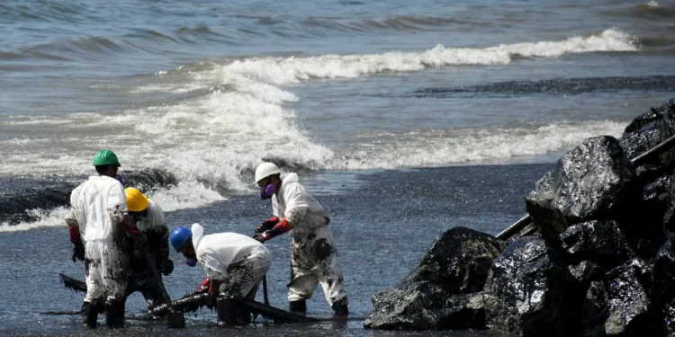 Tobago oil spill affects Lambeau fisherfolk and restaurants